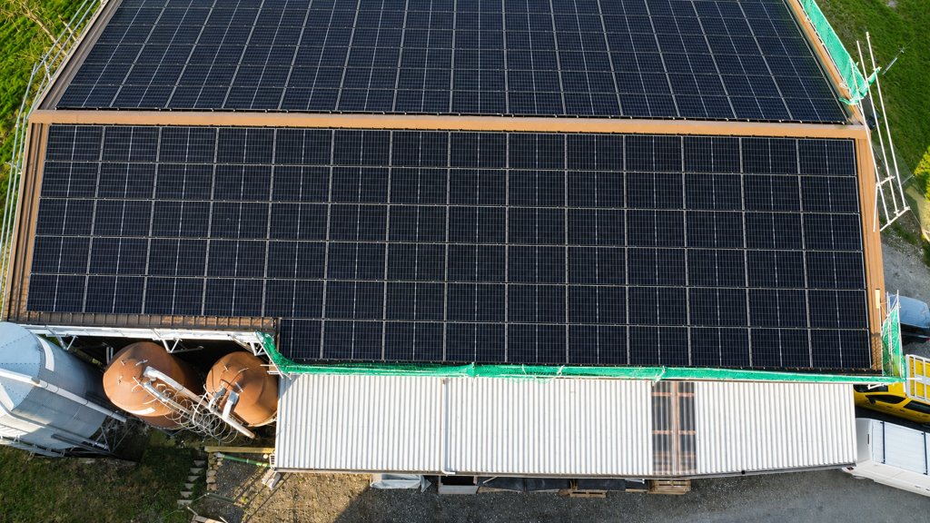 PV-Anlage 100.74 kWp inkl. 112 kWh Batteriespeicher und Notstrom auf Landwirtschaftsbetrieb in Melchnau