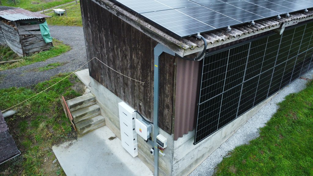 PV-Anlage 19.4 kWp inkl. Fassaden-PV, Batteriespeicher und vZEV in Obersteckholz