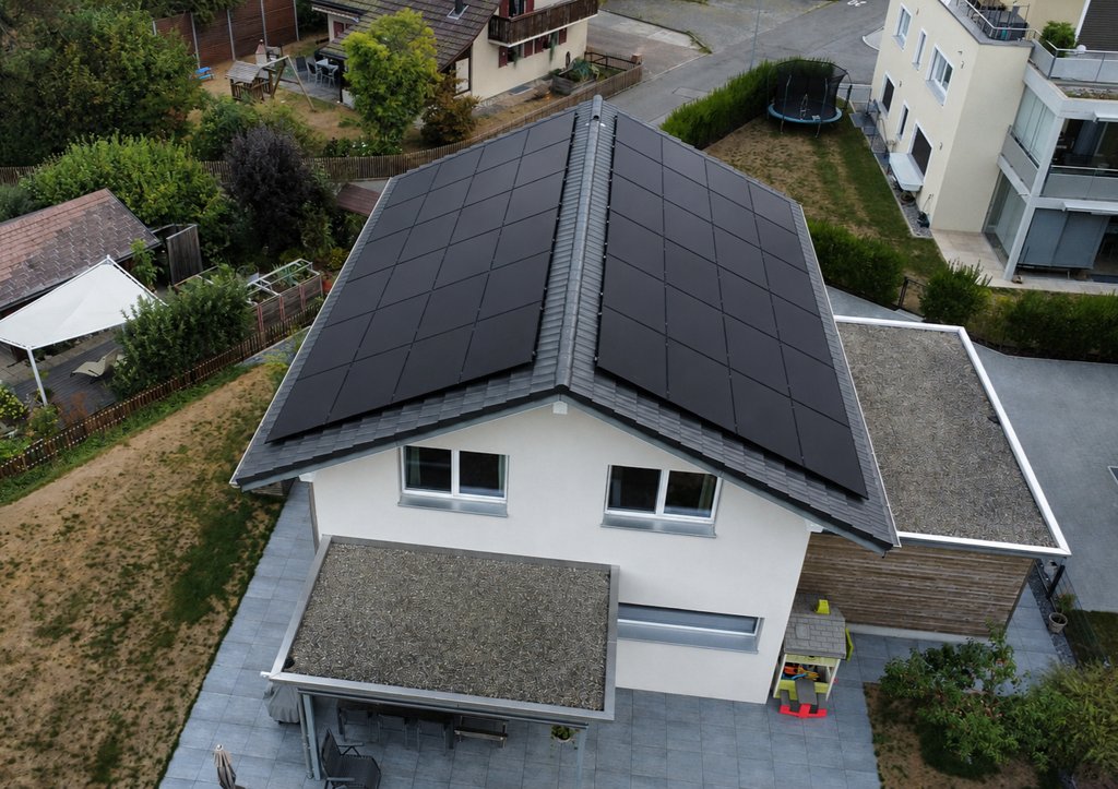 PV-Anlage 22.56kWp inkl. Batteriespeicher, EV-Ladestation und Loxone Energiemanagement