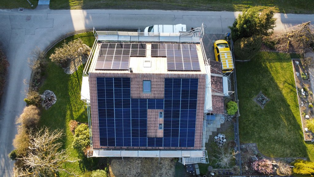 PV-Anlage 26.7 kWp inkl. Batteriespeicher und Loxone Energiemanagement in Langenthal