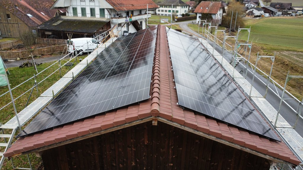 PV-Anlage 32.55 kWp inkl. 40 kWh Batteriespeicher, Loxone und ZEV auf Landwirtschaftsgebäude in Untersteckholz