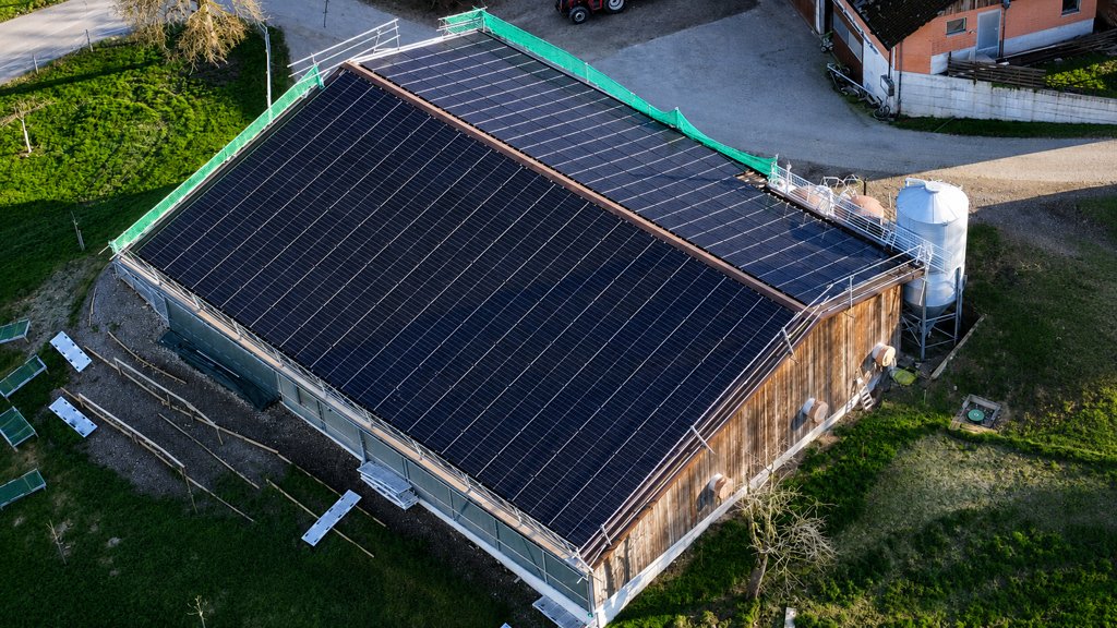 PV-Anlage 100.74 kWp inkl. 112 kWh Batteriespeicher und Notstrom auf Landwirtschaftsbetrieb in Melchnau