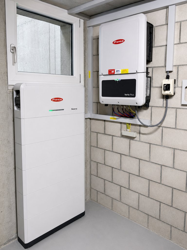 PV-Anlage 22.56kWp inkl. Batteriespeicher, EV-Ladestation und Loxone Energiemanagement