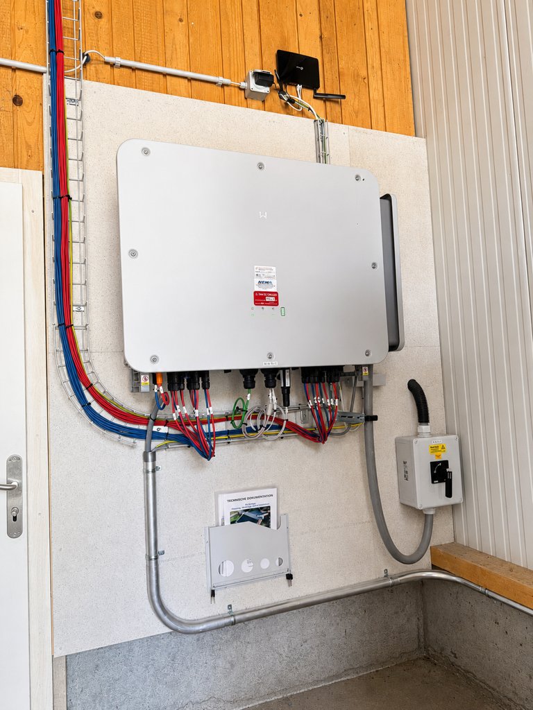 PV-Anlage 100.74 kWp inkl. 112 kWh Batteriespeicher und Notstrom auf Landwirtschaftsbetrieb in Melchnau