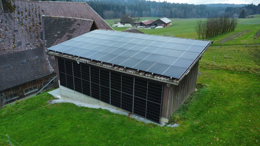 PV-Anlage 19.4 kWp inkl. Fassaden-PV, Batteriespeicher und vZEV in Obersteckholz