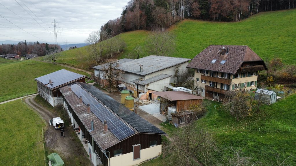 PV-Anlage 111 kWp inkl. 112 kWh Batteriespeicher und Smartfox auf Landwirtschaftsbetrieb in Madiswil