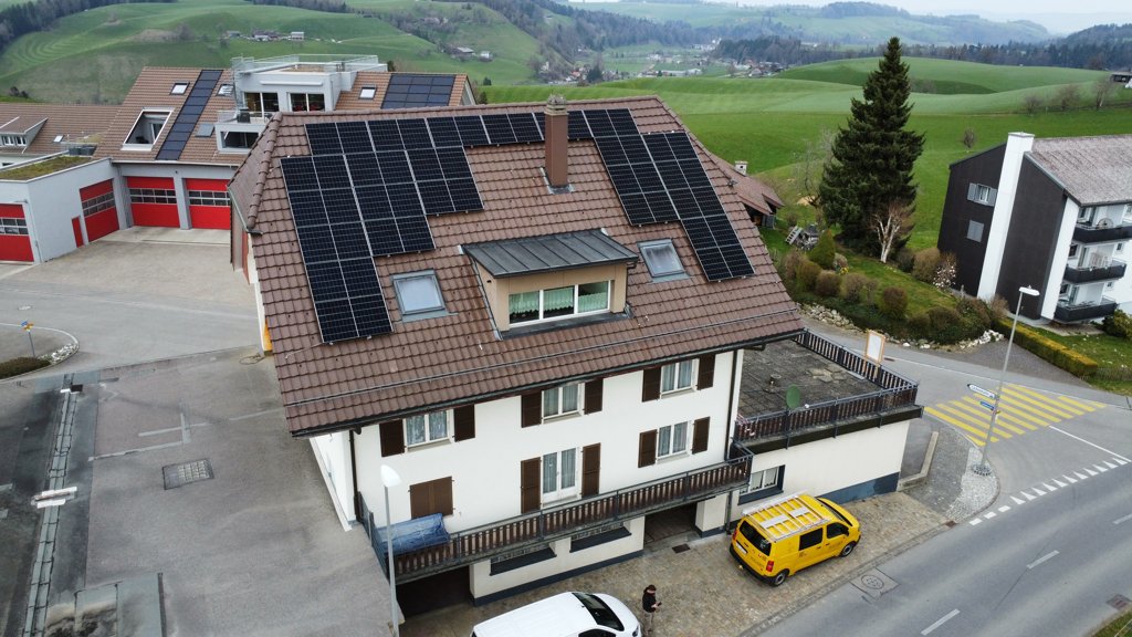 PV-Anlage 11 kWp inkl. Batteriespeicher und Loxone Energiemanagement in Ufhusen