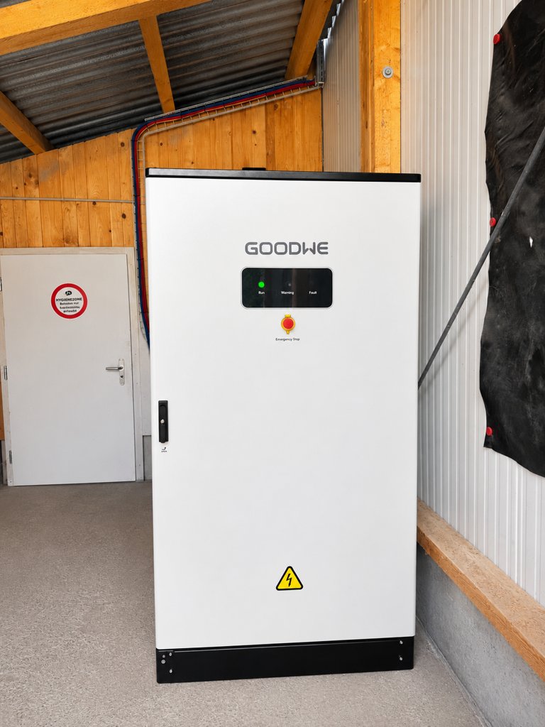 PV-Anlage 100.74 kWp inkl. 112 kWh Batteriespeicher und Notstrom auf Landwirtschaftsbetrieb in Melchnau